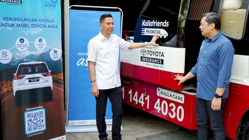 Kalla Toyota bersama Astra foto bersama usai bersinergi beri layanan Asuransi dan Towing kepada Masyarakat