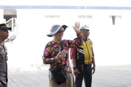 Kapal Pesiar Star Breeze Berlabuh di Kota Makassar