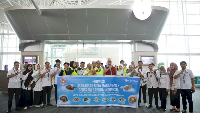 Launching “Kota Makan Enak”, Dinas Pariwisata Makassar Bagikan Pisang Ijo ke Penumpang Garuda Indonesia