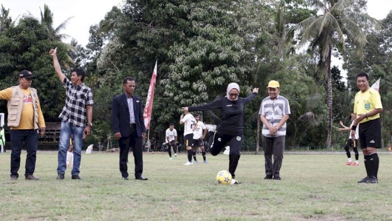 Bupati Luwu Utara, Indah Putri Indriani (menendang bola), saat pembukaan turnamen sepak bola Kambisa Cup IV 2023 di lapangan Desa Baku-Baku, Dusun Kambisa, Kecamatan Malangke Barat, Minggu (10/12/2023). (Foto: Pemkab Luwu Utara)