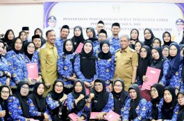 Serahkan Perpanjangan Surat Perjanjian Kerja ke 90 PPPK, Bupati Wajo Harap Jadi Spirit Dalam Bekerja
