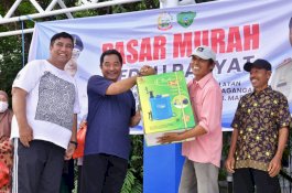 Pj Gubernur Bahtiar Serahkan Bantuan Sembako dan Alsintan di Maros