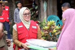 Bupati Luwu Utara Bersama PMI Serahkan Bantuan Warga Terdampak Puting Beliung