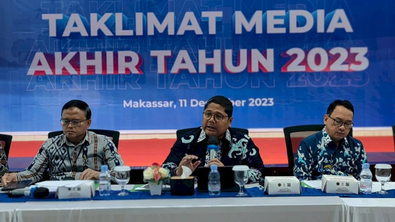 Kepala BI Sulsel, Causa Iman Karana (tengah), saat Taklimat Media Akhir Tahun 2023 di Kantor BI Sulsel, Senin (11/12/2023). (Foto: BI Sulsel)