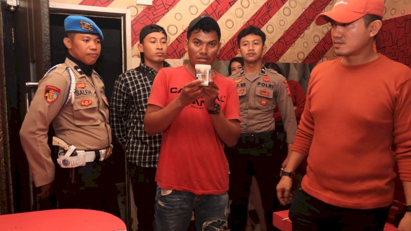 Jajaran Polres Barru melakukan pemeriksaan terhadap pengunjung salah satu rumah bernyanyi di Jalan Jenderal Ahmad Yani, Kabupaten Barru, Sulawesi Selatan, Selasa (12/12/2023) dini hari.