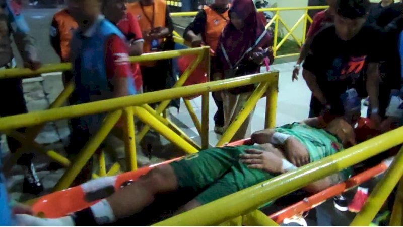 Kiper PSM Makassar, Reza Arya Pratama saat mengalami cedera usai  benturan  dengan pemain Bhayangkara Presisi dalam laga pekan ke-22 Liga 1.