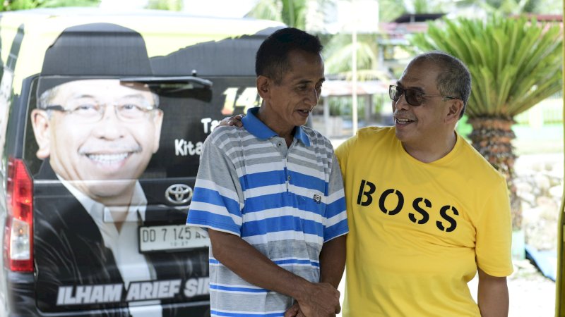 Bakal calon gubernur Sulsel Partai Golkar, Ilham Arief Sirajuddin atau IAS (kanan), bersama tokoh masyarakat Burau, Kabupaten Luwu Timur, Andi Nusul Opu Cinde.