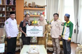 Bupati Luwu Utara Serahkan Bantuan Rutilahu untuk Warga