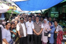 Danny Pomanto Dampingi Pj Gubernur Cek Komoditi di Pasar Pannampu