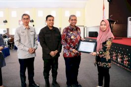 Bersama Forkopimda, Bupati Wajo Serahkan Penghargaan Pajak Daerah 2023