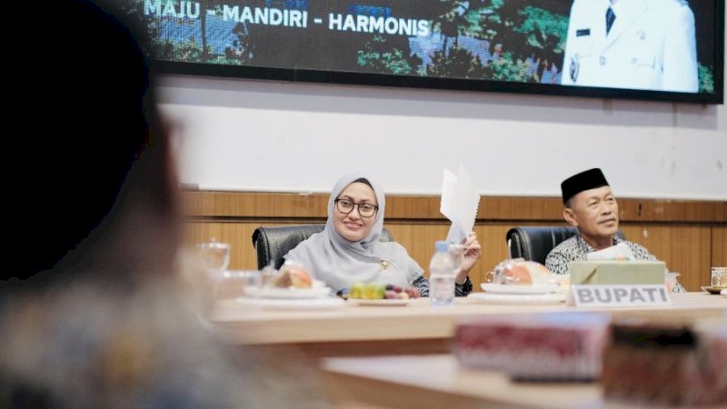 Bupati Luwu Utara, Indah Putri Indriani, saat mengikuti Penganugerahan Ombudsman terkait kepatuhan pelayanan publik via virtual di Ruang Command Center, Kantor Bupati Luwu Utara, Kamis (14/12/2023).