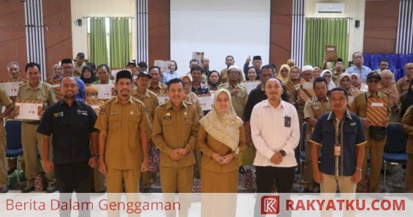 Bupati Luwu Utara Serahkan SK Pensiun ke 52 ASN