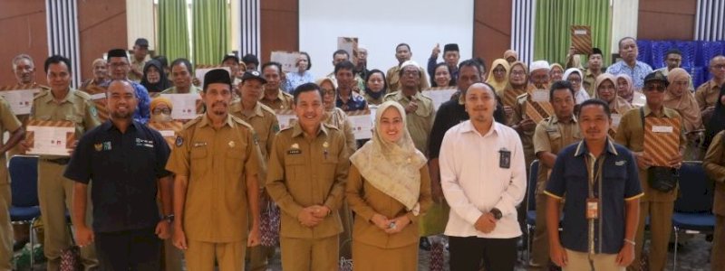 Bupati Luwu Utara Serahkan SK Pensiun ke 52 ASN