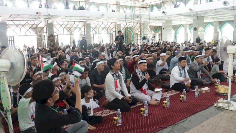 Munajat Bela Palestina yang digelar Komite Solidaritas (Kita) Palestina di Masjid Al Markaz Al Islami, Makassar, Ahad (17/12/2023). (Foto: Kita Palestina)