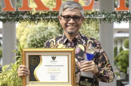 Unhas Terima Anugerah Perguruan Tinggi Informatif dari Komisi Informasi Pusat