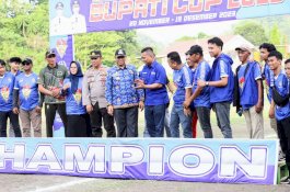 Tutup Turnamen Sepak Bola Bupati Cup 2023, Amran Mahmud Launching Football School