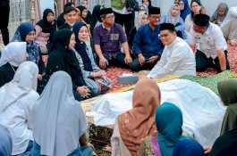 Jenazah Hasnah Syam Disambut Ribuan Warga Saat Tiba di Barru