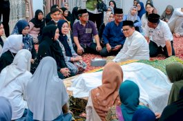 Ribuan Warga dan Tokoh Sambut Jenazah Hasnah Syam di Rumah Duka