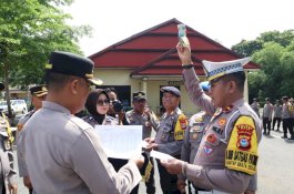 Kapolres Wajo Bagikan Uang Saku, Vitamin, dan BBM untuk Personel Operasi Mantap Brata