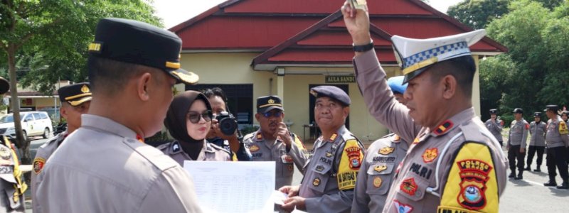 Kapolres Wajo Bagikan Uang Saku, Vitamin, dan BBM untuk Personel Operasi Mantap Brata