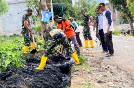 Danramil Tempe dan Warga Bersatu Bersihkan Selokan Tanggulangi Banjir di Musim Hujan