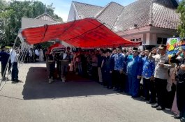 Sekda Barru Emosional Lepas Jenazah Hasnah Syam, Pj Gubernur Sulsel Pimpin Pemakaman