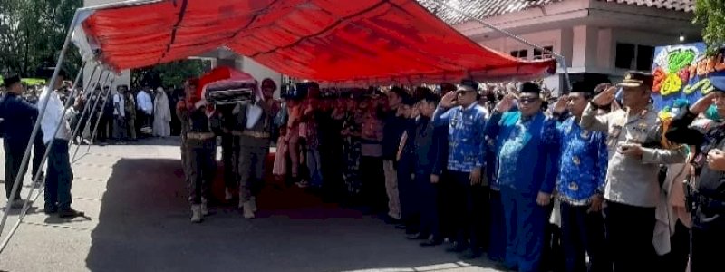 Sekda Barru Emosional Lepas Jenazah Hasnah Syam, Pj Gubernur Sulsel Pimpin Pemakaman
