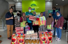 Program CSR GMTD Bagikan Sembako Ke Petugas Kebersihan