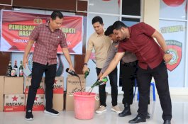 Ratusan Botol Miras Hasil Razia Dimusnahkan Polres Barru
