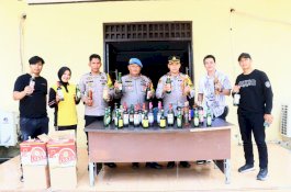 Ratusan Botol Miras Dimusnahkan Polres Wajo