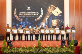 Barru Terima Penghargaan Keterbukaan Informasi dari Pemprov Sulsel