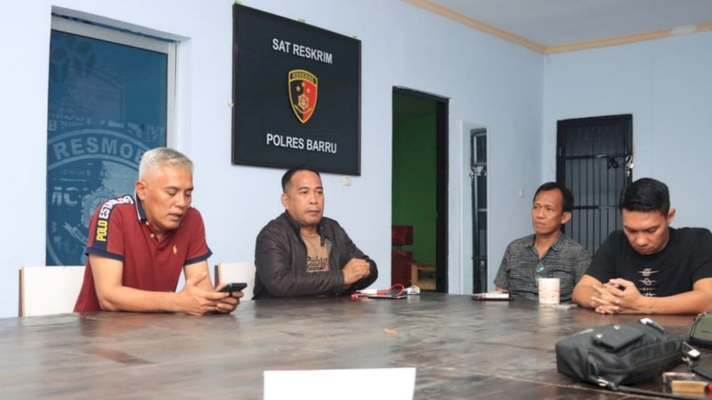Jumpa pers di posko Resmob Polres Barru, Jumat (23/12/2023), terkait telah diringkusnya pelaku pembunuhan sadis yang terjadi di Perumahan Coppo Mas, Kecamatan Barru, Kabupaten Barru, Sulawesi Selatan.