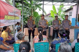 Polrestabes Makassar Serahkan Sembako untuk Kaum Nasrani