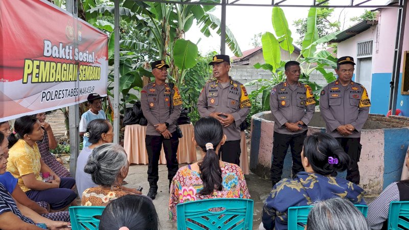 Kabag Ops Polrestabes Makassar, AKBP Darminto menyerahkan sembako kepada warga di Tello.