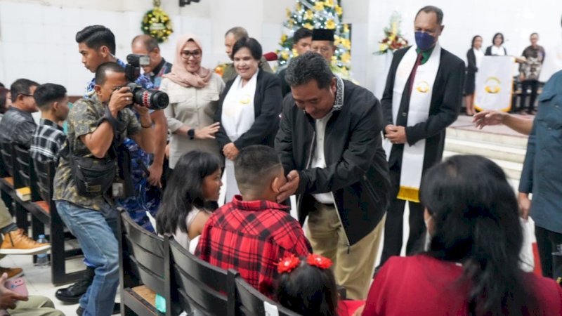 Pj Gubernur Sulsel, Bahtiar Baharuddin, meninjau persiapan perayaan Natal di Gereja Emanuel, Jalan Balai Kota Makassar, dan Gereja Katolik, Jalan Tupai 2, Minggu (24/12/2023) malam. (Foto: Pemprov Sulsel)