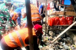 Koramil 1406-01/Tempe Karya Bakti Bersama Masyarakat Bersihkan Pasar Tradisional Campalagi