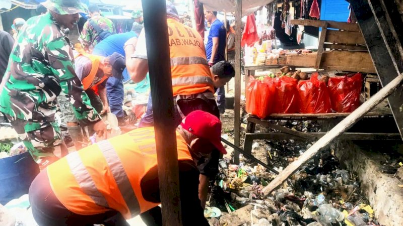 Karya bakti pembersihan sampah dan selokan di seputaran area Pasar Tradisional Campalagi, Kecamatan Tempe, Kabupaten Wajo, Sulsel, Selasa (26/12/2023).