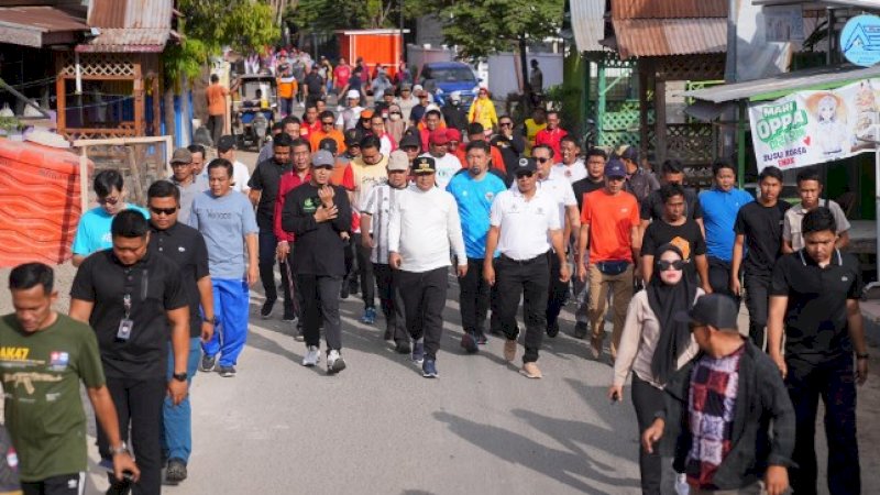 Pj Gubernur Sulsel - Bupati Bulukumba Jalan Santai Bersama Warga Sambil Bahas Sinergi Program