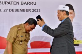 Pj Gubernur Sulsel ke Ponpes Mangkoso Barru, Tanam Pisang-Serahkan Bibit Timun