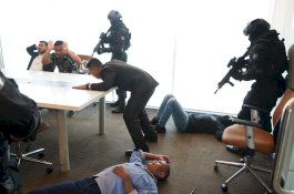 KALLA Bersama TNI Gelar Simulasi Tindakan Penyelamatan Sandera di Wisma Kalla Office Building