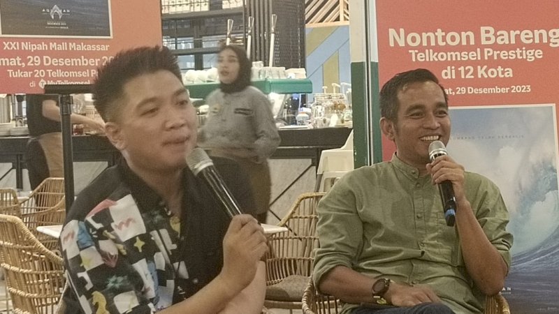 Manager Mobile Consumer Telkomsel Branch Makassar, Robby Yandy bersama corcom Telkomsel Kadri saat menggelar jumpa pers, jumat(29/12)  