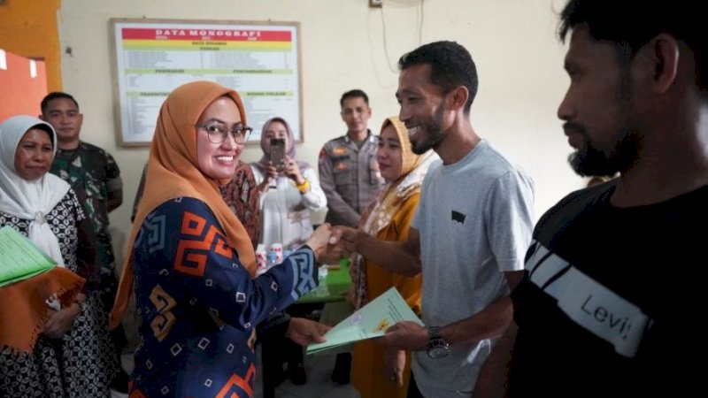 Bupati Luwu Utara, Indah Putri Indriani (kiri), saat menyerahkan sertifikat tanah untuk warga, Karondang, Kecamatan Tanalili, Kabupaten Luwu Timur, Sulsel, Kamis (28/12/2023). (Foto: Pemkab Luwu Utara)