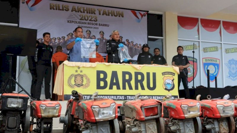 Konferensi pers terkait di halaman Polres Barru, Kabupaten Barru, Sulsel, Sabtu (30/12/2023), terkait pengungkapan kasus pencurian mesin traktor.