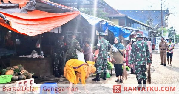 Sukseskan Program Karya Bhakti Koramil 1406-04/Belawa Bersama Kelurahan Bersihkan Pasar Mini Menge