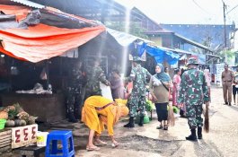 Sukseskan Program Karya Bhakti Koramil 1406-04/Belawa Bersama Kelurahan Bersihkan Pasar Mini Menge 