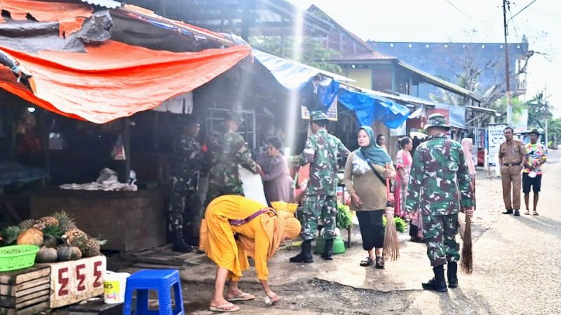 Sukseskan Program Karya Bhakti Koramil 1406-04/Belawa Bersama Kelurahan Bersihkan Pasar Mini Menge 