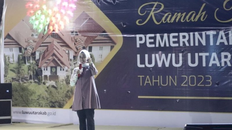 Bupati Luwu Utara, Indah Putri Indriani, pada Malam Ramah-Tamah Pemerintah Kabupaten Luwu Utara, 31 Desember 2023 menuju 1 Januari 2024 di halaman rumah jabatan Bupati Luwu Utara. (Foto: Pemkab Luwu Utara)