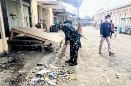 Gelar Karya Bakti TNI, Koramil Bersama Kades Serta Masyarakat Bersihkan Pasar Kampiri