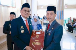 Bupati Barru Serahkan Tanda Kehormatan Satya Lencaa ke SK Pensiun ASN