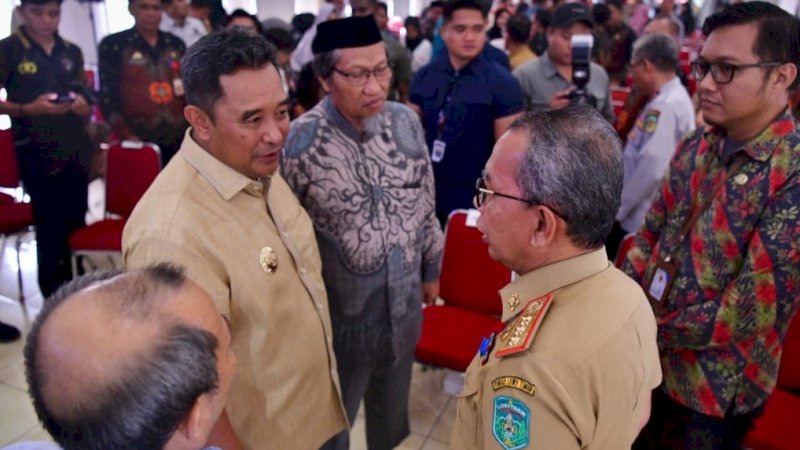 Penjabat (Pj) Gubernur Sulawesi Selatan (Sulsel), Bahtiar Baharuddin (kiri), saat kunjungan kerja ke Kabupaten Luwu Timur (Lutim), Kamis (4/1/2024). (Foto: Pemprov Sulsel)